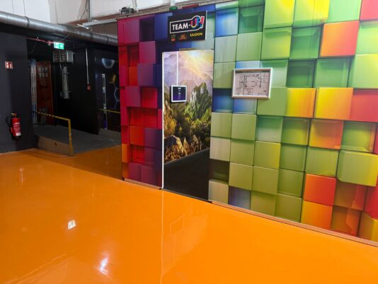 Bunte Fliesenwand