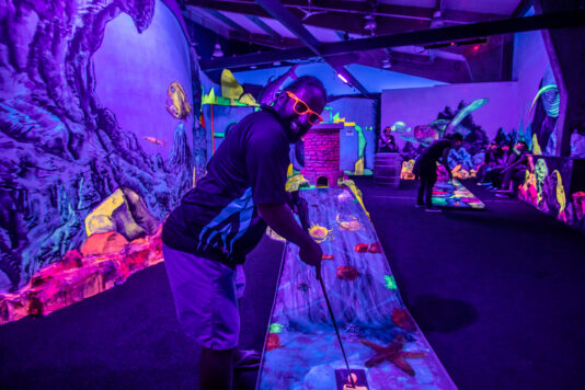 JGA-Crew spielt gemeinsam 3D Neongolf bei EXUS Gersthofen