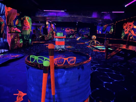 Schülerinnen und Schüler spielen 3D Neongolf bei EXUS München