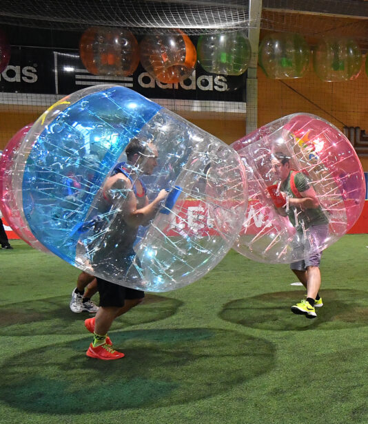 JGA-Gruppe spielt Bubble Soccer bei EXUS Gersthofen