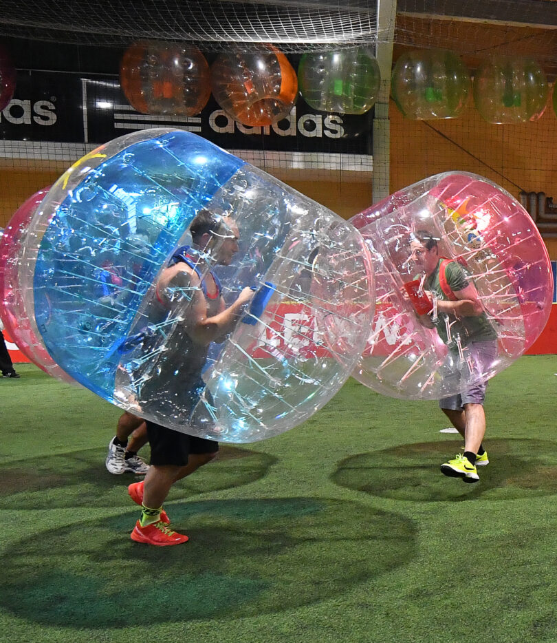 JGA-Gruppe spielt Bubble Soccer bei EXUS Gersthofen
