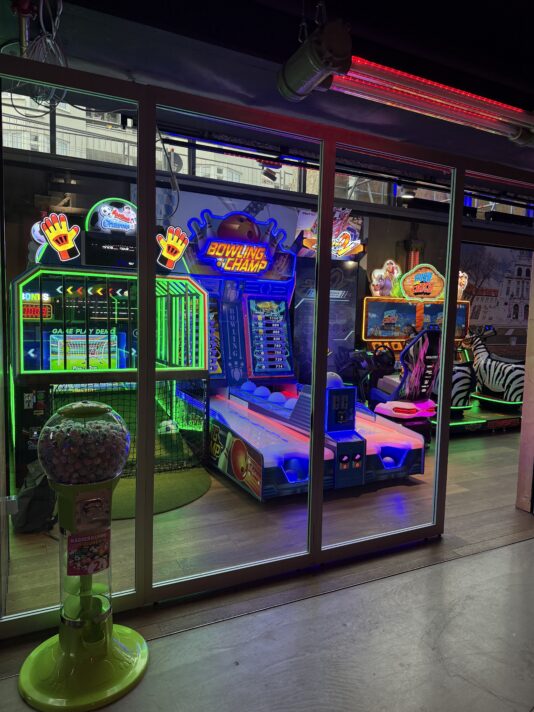 Freunde spielen Arcade-Games in der Gamezone bei EXUS München
