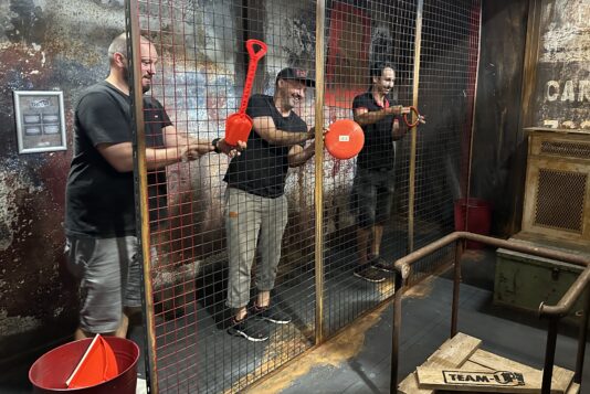 JGA-Crew spielt gemeinsam eine Aktivität bei EXUS Gersthofen