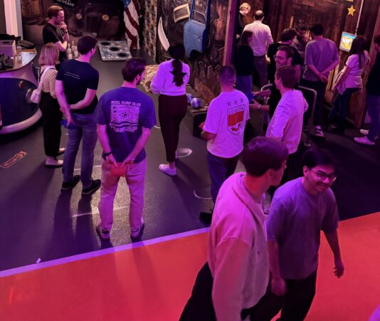 Schulklasse erlebt einen Indoor-Wandertag bei EXUS München